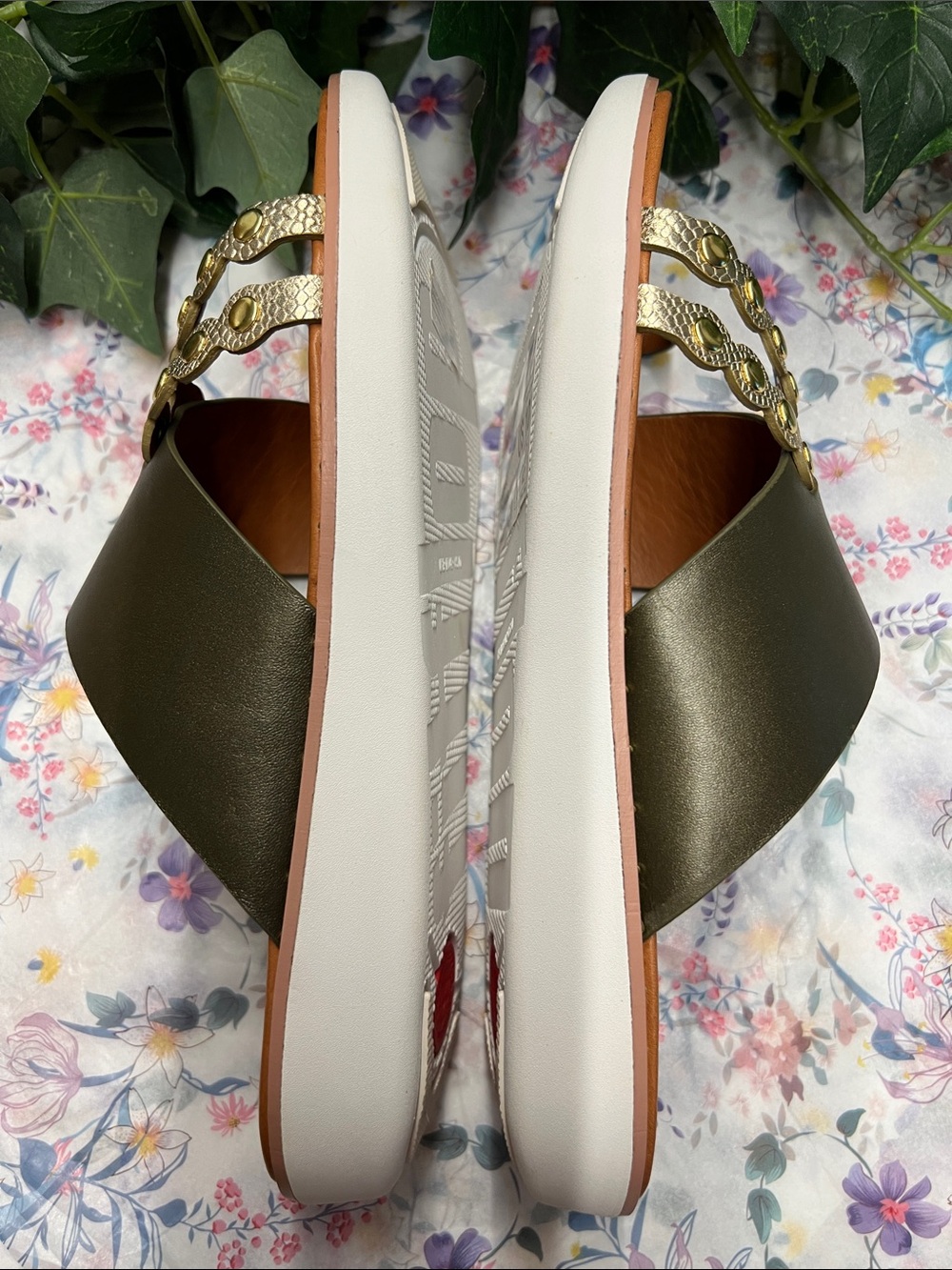 NIB-Fitflop Avocado & Tan Leather Toe Post Sandals With Gold Scallops Size 10 - Picture 5 of 16